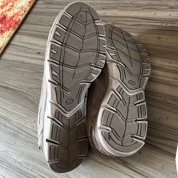 Skechers Air cooled memory foam SZ 9 sneakers. Preowned in great condition. - Picture 8 of 8